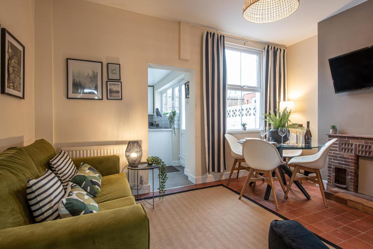 3 Bedroom Home Sleeps 5 Close To Chester City Centre Welcomes Couples, Small Groups, Families And Contractors Kültér fotó