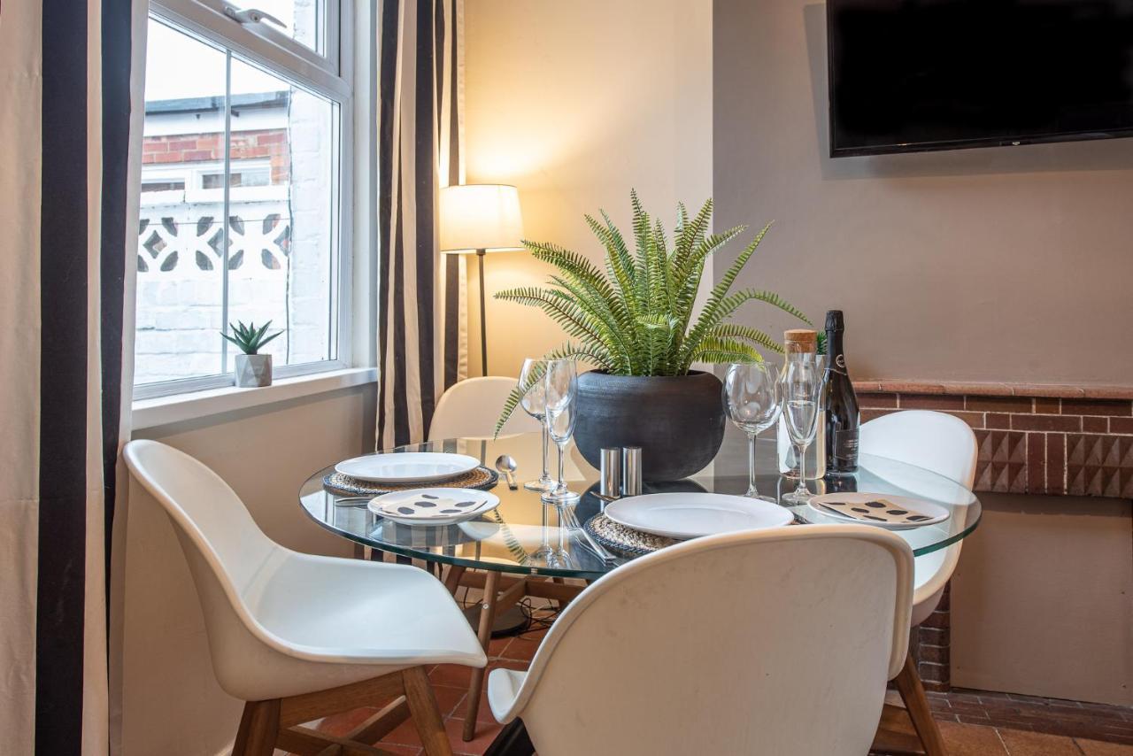 3 Bedroom Home Sleeps 5 Close To Chester City Centre Welcomes Couples, Small Groups, Families And Contractors Kültér fotó