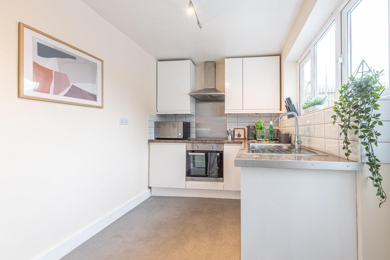 3 Bedroom Home Sleeps 5 Close To Chester City Centre Welcomes Couples, Small Groups, Families And Contractors Kültér fotó