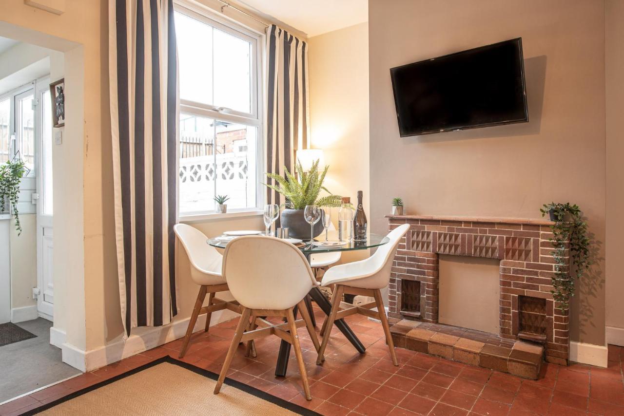 3 Bedroom Home Sleeps 5 Close To Chester City Centre Welcomes Couples, Small Groups, Families And Contractors Kültér fotó
