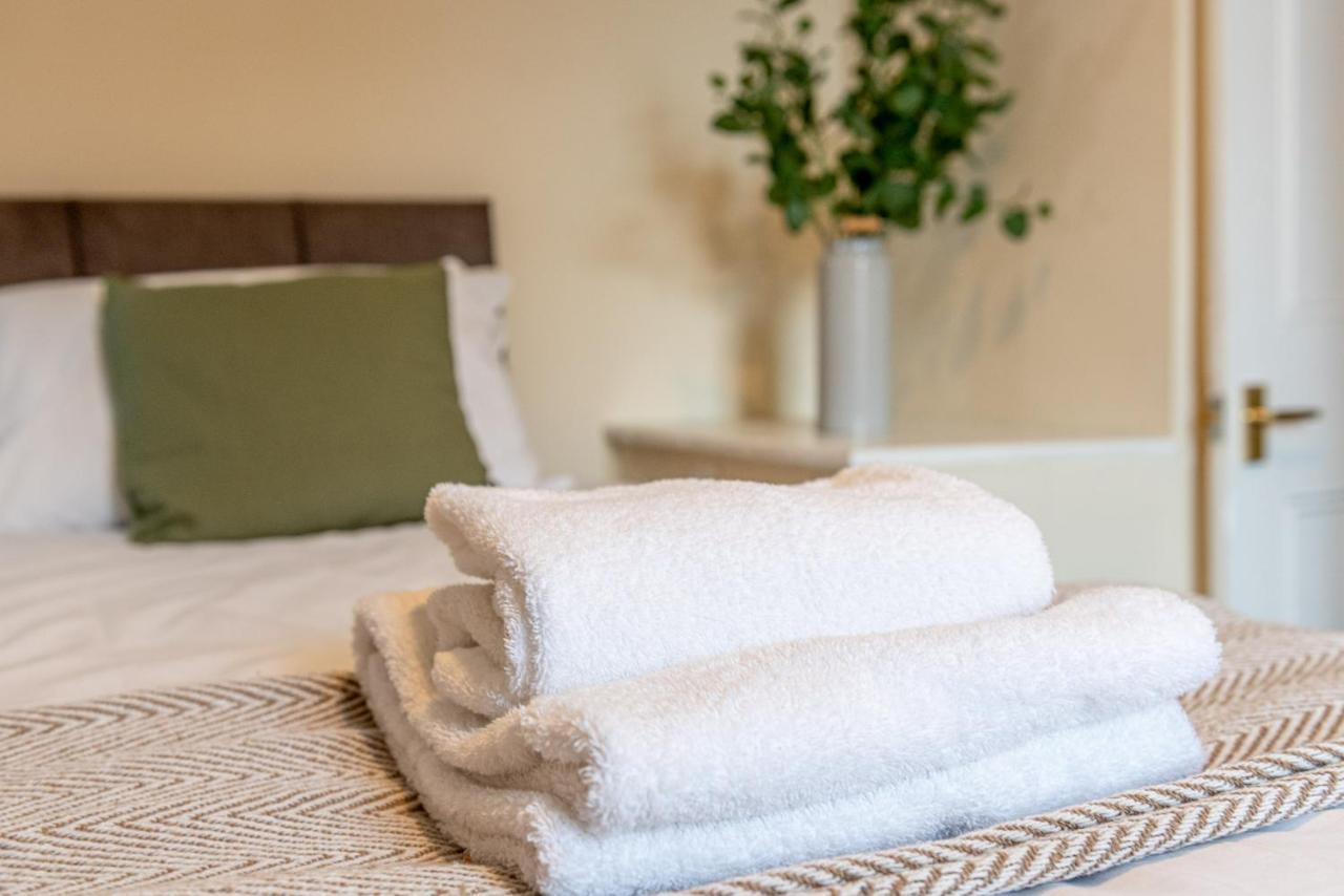 3 Bedroom Home Sleeps 5 Close To Chester City Centre Welcomes Couples, Small Groups, Families And Contractors Kültér fotó