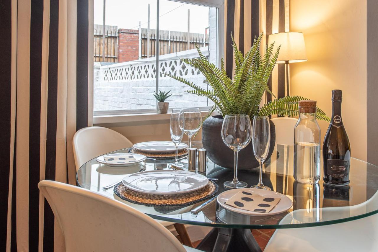 3 Bedroom Home Sleeps 5 Close To Chester City Centre Welcomes Couples, Small Groups, Families And Contractors Kültér fotó