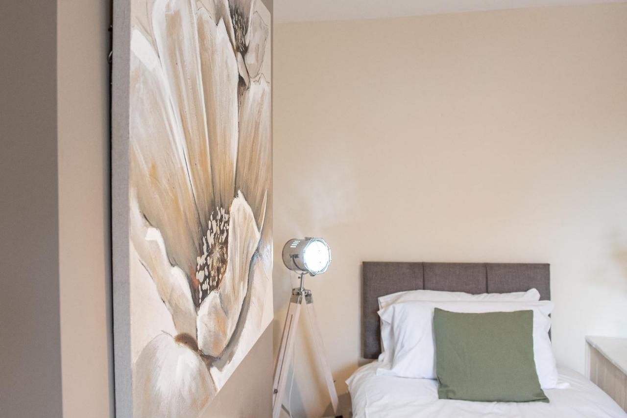 3 Bedroom Home Sleeps 5 Close To Chester City Centre Welcomes Couples, Small Groups, Families And Contractors Kültér fotó
