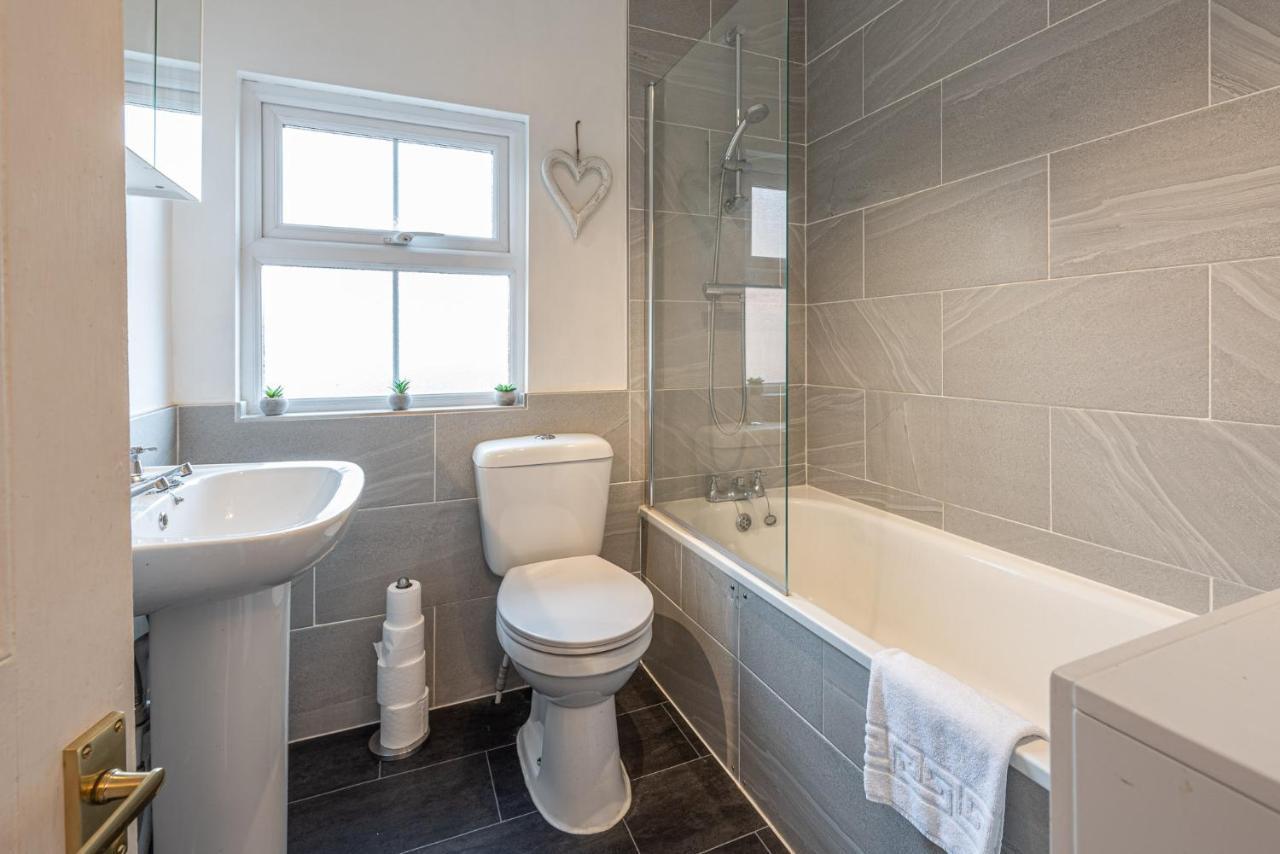 3 Bedroom Home Sleeps 5 Close To Chester City Centre Welcomes Couples, Small Groups, Families And Contractors Kültér fotó