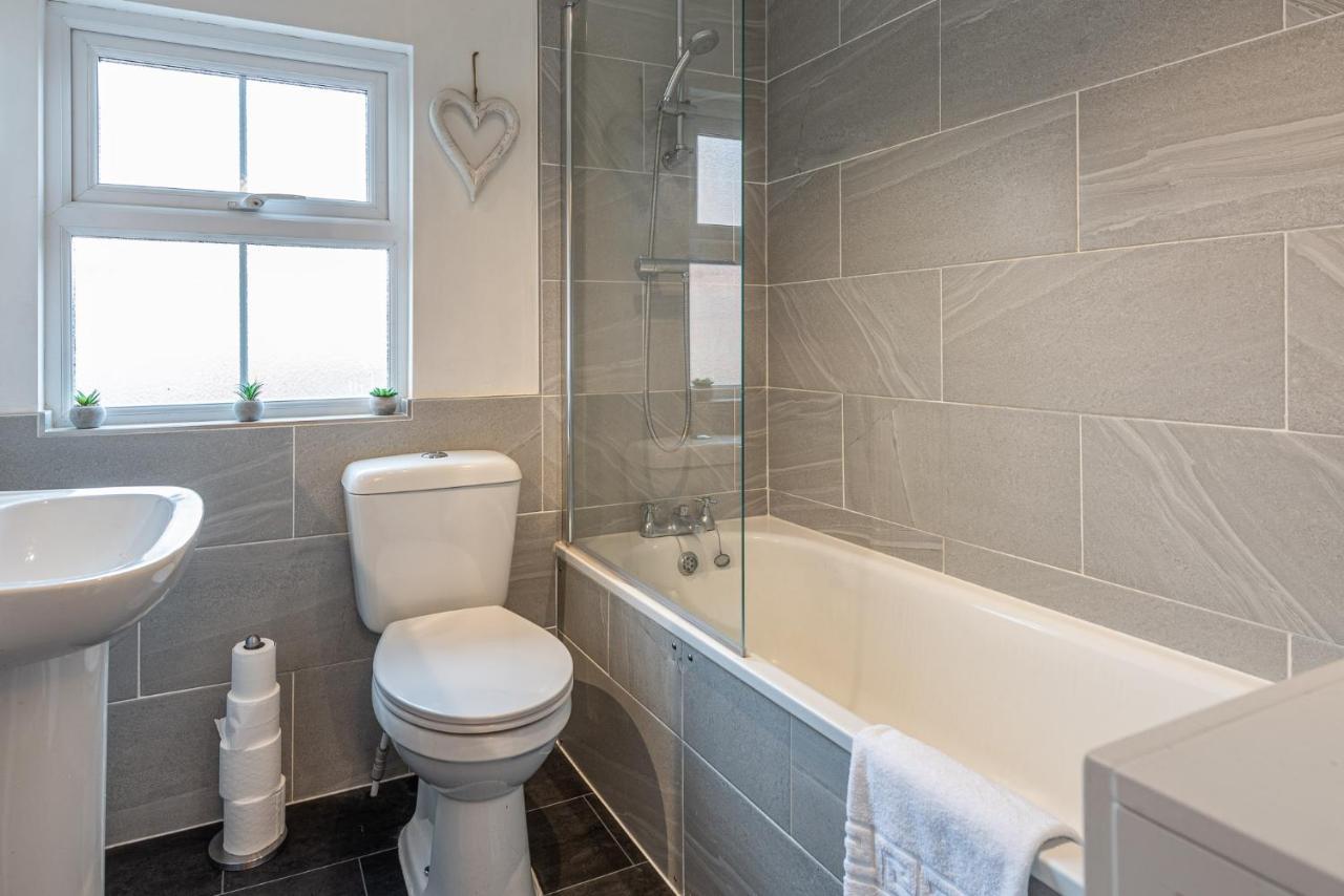 3 Bedroom Home Sleeps 5 Close To Chester City Centre Welcomes Couples, Small Groups, Families And Contractors Kültér fotó